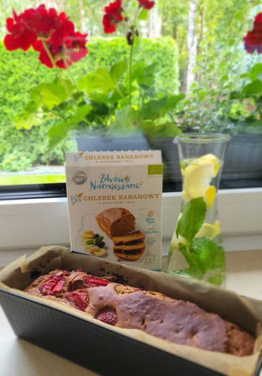 chlebek bananowy z truskawkami 1